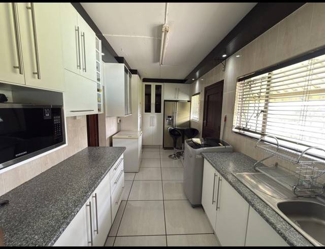 3 BEDROOM HOUSE FOR SALE IN BISLEY